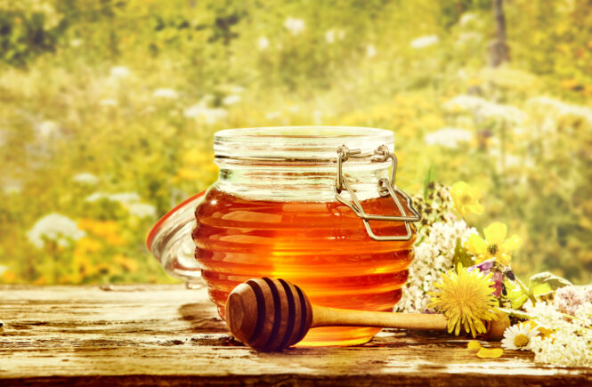 Honig im Glas mit Honiglöffel